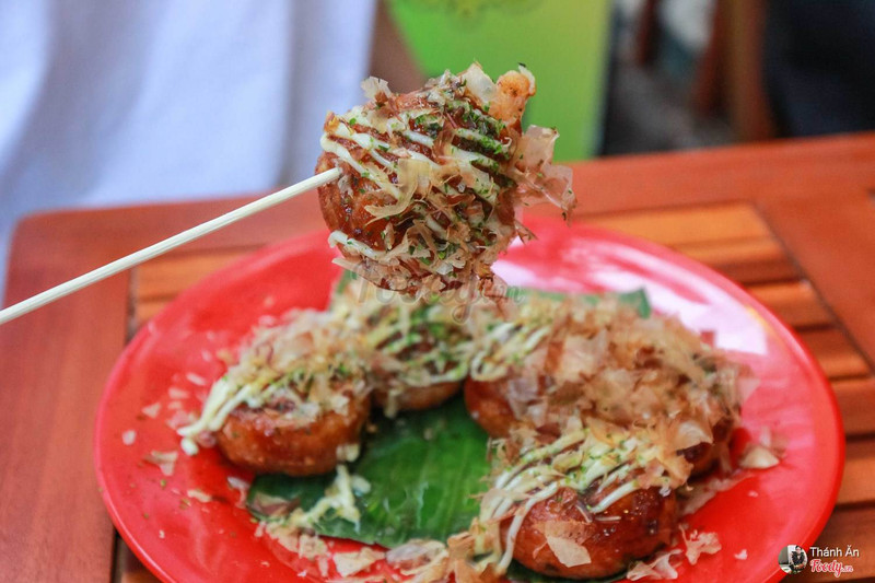 Sấn sổ đến tận ổ "TAKOYAKI BẠCH TUỘC TƯƠI ROI RÓI" cắn phập ngập nhân