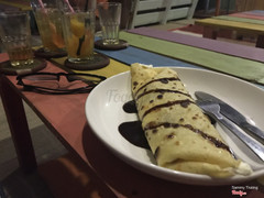 Bánh crepe dâu và trà đào 