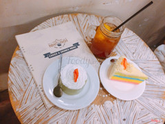 Bánh rainbow + bánh mousse trà xanh + trà đào