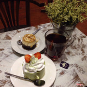 Bánh flan bình thường, ko ấn tượng lắm, cốt bánh hơi khô. Mousse trà xanh ngon nhưng hơi nhạt. Trà ahmad nho nhạt, không đáng với giá lắm
