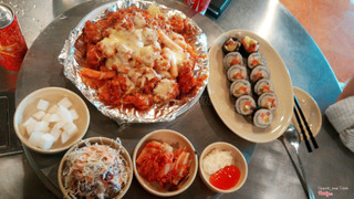 Nhìn ít vậy thôi, 4 người ăn no lè :)))