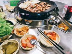 Nướng siêu ngon và khá rẻ. Phục vụ nhanh, nhiệt tình, cứ đi đi lại lại hỏi mình là có ăn thêm không :))). Đồ nộm ăn kèm ngon. Thịt ướp vừa miệng, không cần phải chấm. 