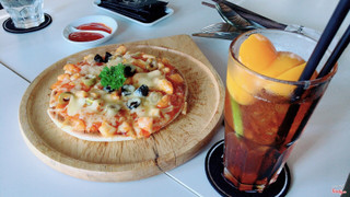 Pizza hải sản và Trà đào