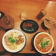 Mỳ Ramen. Giá cả hơi mắc nhưng bát mỳ cực chất, nước dùng đậm đà và sánh, ngọt nhưng vẫn thanh. Mỗi tội ít thịt quá làm mình thòm thèm.