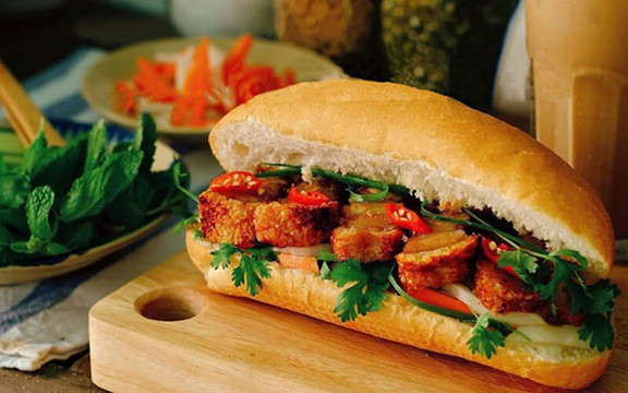 Bánh Mì & Bánh Hỏi Heo Quay Ánh Dương - Trần Hưng Đạo