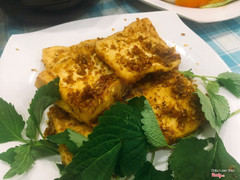 Đậu hũ chiên sả. Món này hơi cay với mình vì có sả ớt, đậu chiên hơi khô, mất đi độ béo.