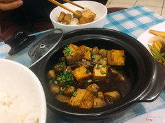 Đậu hũ kho nấm rơm. Món này ngon, ăn đưa cơm, mang ra còn nóng hổi. Mình gọi vì là fan của nấm rơm hihi