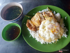 Cơm gà hấp hành - trứng ốp la