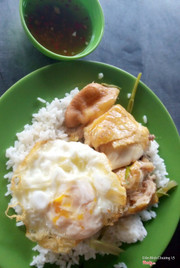 Cơm gà hấp hành - trứng ốp la