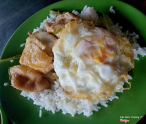 Cơm gà hấp hành - trứng ốp la