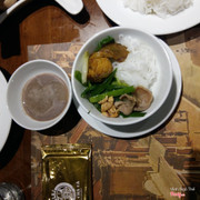 Một bát chả cá và bún, mắm tôm