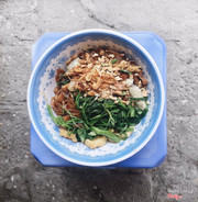 Bánh đa cua trộn ngon nhất khu vực Láng, sợi bánh là bánh tươi, thêm rau muống, đậu rán, giò, lạc, hành phi hoà huyện