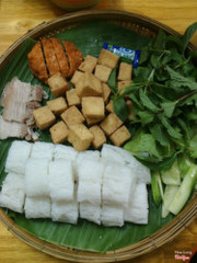 Này là 2 phần 1 mẹt nha, 1 phần bún đậu với 1 phần bún đậu chả thịt. 