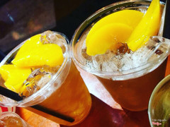 Trà đào. Quán view đẹp, có thể chụp hình cưới dc luôn nạ 😆