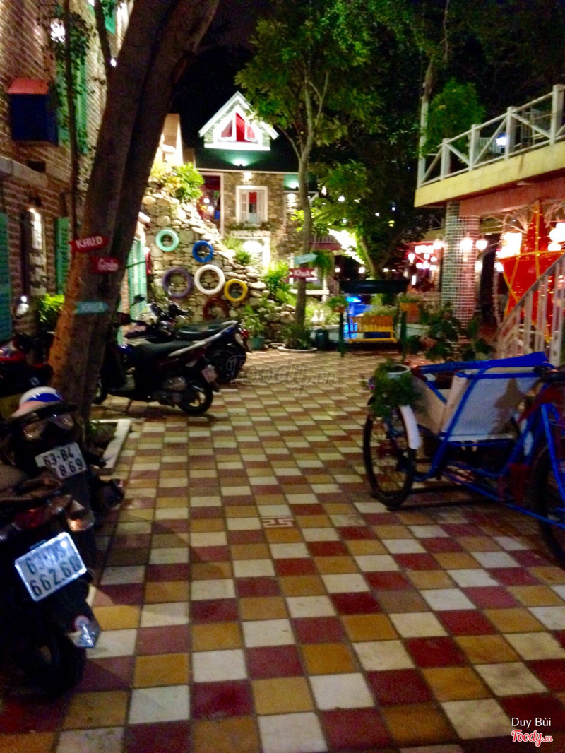 Từ bên ngoài vào.