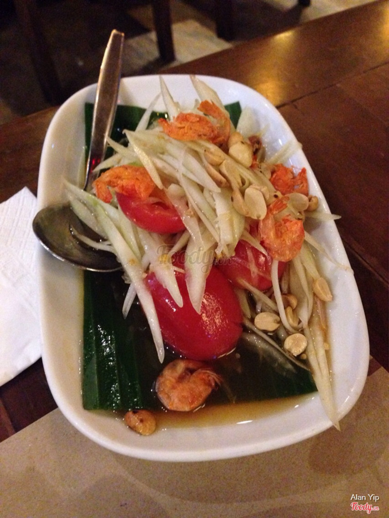 Papaya salad with peanut and dried shrimp