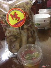 Chân đựng trong túi zip, nước chấm đựng hộp khá chặt