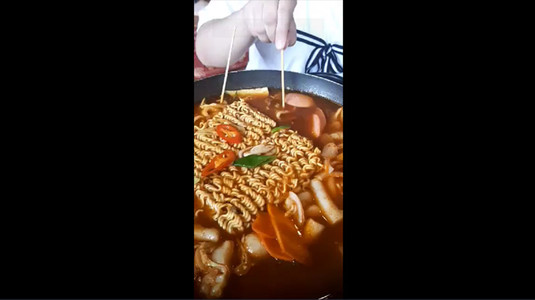 Lẩu tokbokki chỉ vừa đủ 2 người ăn