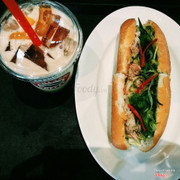 Trà Thạch đào và bánh mì cá ngừ.