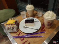 Hazelnut coffee iced + bluberry mouse + chefs tuna 310k 