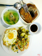 Thức ăn nhiều phủ hết cả đĩa cơm luôn