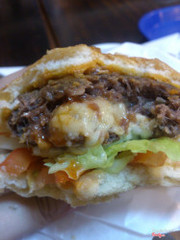 Giữa miếng thịt là nhân phô mai tan chảy