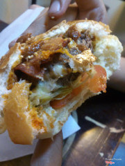 Khác nhau giữa US Beef Bacon và Cheese Stuffed US Beef là miếng bacon