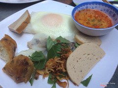 Dĩa gồm 1 cuốn trứng tái, 2 cuốn thịt, chả, bánh tôm - 27.000đ