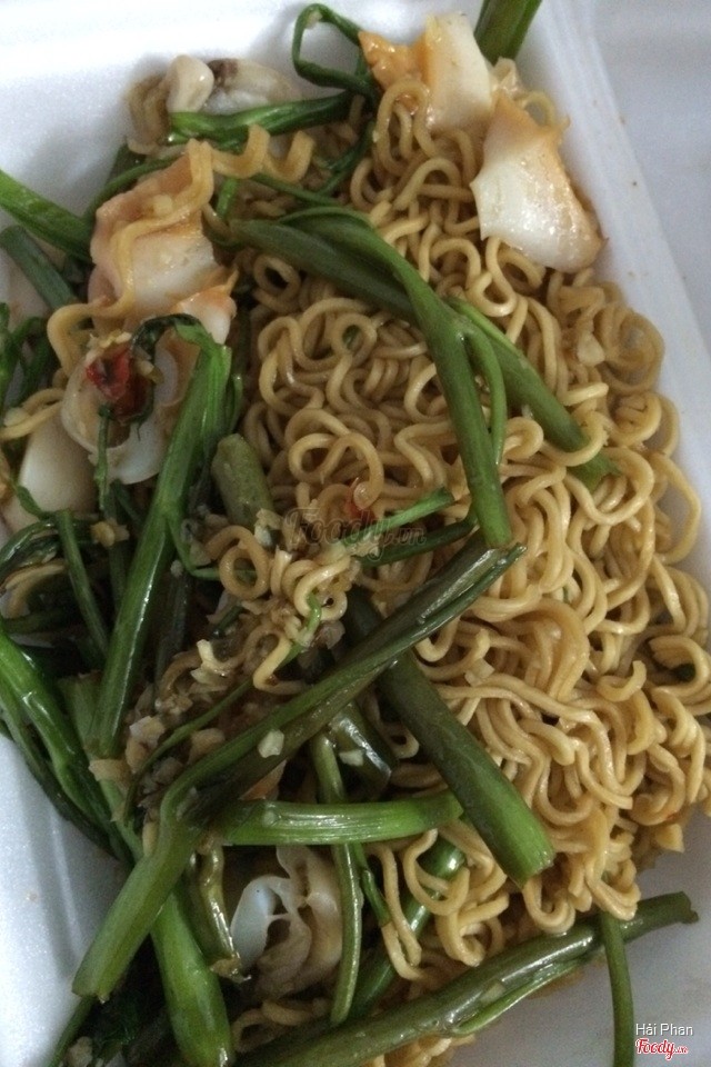 Mì xào ốc tỏi 35k, ăn mệt mỏi vì ốc tỏi luôn
