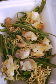 Mì xào ốc tỏi mà ốc tỏi nhiều hơn mì luôn