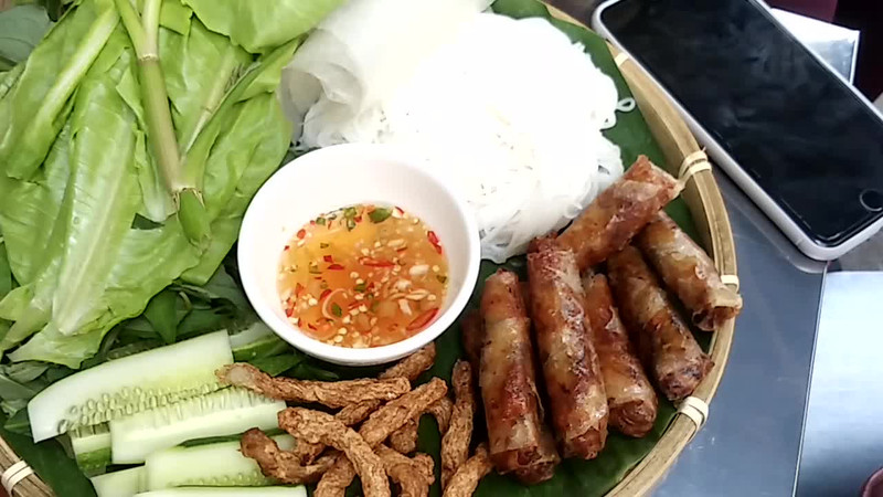 Chả mẹt thập cẩm, bún chả, chả giò bắp ngon lắm