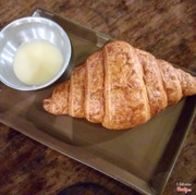 Bánh sừng bò chấm sữa