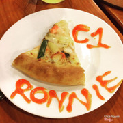 Ngon hơn Pizza Company nhiều, đế phô mai dày ăn ngon hết ý <3. Đến đây dịp đón Ronaldinho <3