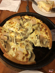 mình chọn combo gồm pizza vừa, salad cá ngừ, mì ý sốt cà. Hài lòng nhất pizza nóng giòn đậm vị phô mai nhưng nhân viên không được nhiệt tình cho lắm.