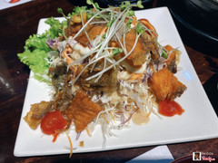 Salad da cá hồi chiên giòn - 49k