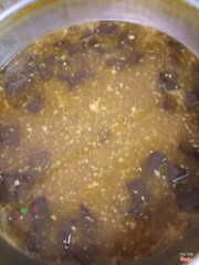 nước lèo bánh canh cua : nước hầm từ cua biển , xay tôm , màu dầu điều , huyết .. 