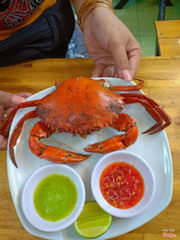 Nguyên con cua thịt hấp loại trung 100k