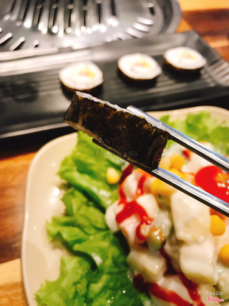 Miếng kimbap khá mỏng và cắt không đều :((