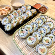 Đồ ăn ngon, đậm đà, giá sinh viên, chỗ này tính ra có 54k (2 set gimbap chiên) được tặng kèm 1 bát kim chi, sốt mayonaise ngậy ngậy cay cay vừa miệng 👍🏻