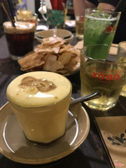 Thấy 2 cái chén sau cái đĩa hem nak, đó là hạt hướng dương đó. Giá 15 hay 18k gì đó hem nhớ