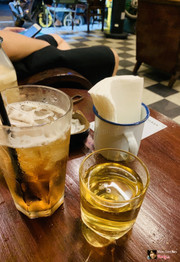 Quán có 2 tầng mang không khí hoài niệm, đồ uống đa dạng, giá cả phải chăng. Quán cũng có rất nhiều đồ ăn vặt để lấp đầy cái bụng rỗng. Mình rất thích không khí ở đây, nhân viên cũng rất thân thiện từ chú bảo vệ cho tới bạn order 🥰