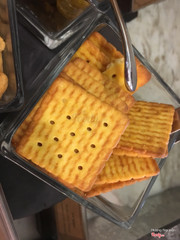 crackers ăn kèm phô mai và nho khô - number 01