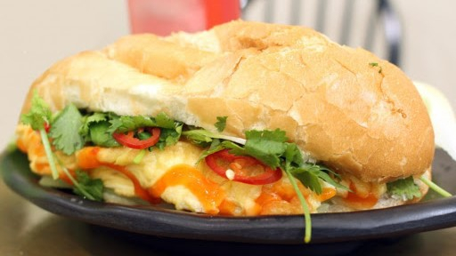 Chị Tình - Bánh Mì - Trần Phú