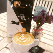 Đôi khi,chỉ cần một cuốn sách và một lu cà phê là đã đủ enjoy cuối tuần^^ #weekend #trênđườngbăng #latteart #newstarscoffee ------------------------------------------------ Newstars Cofee 15 Ngô Văn Trị,Phú Lợi,TDM,Bình Dương