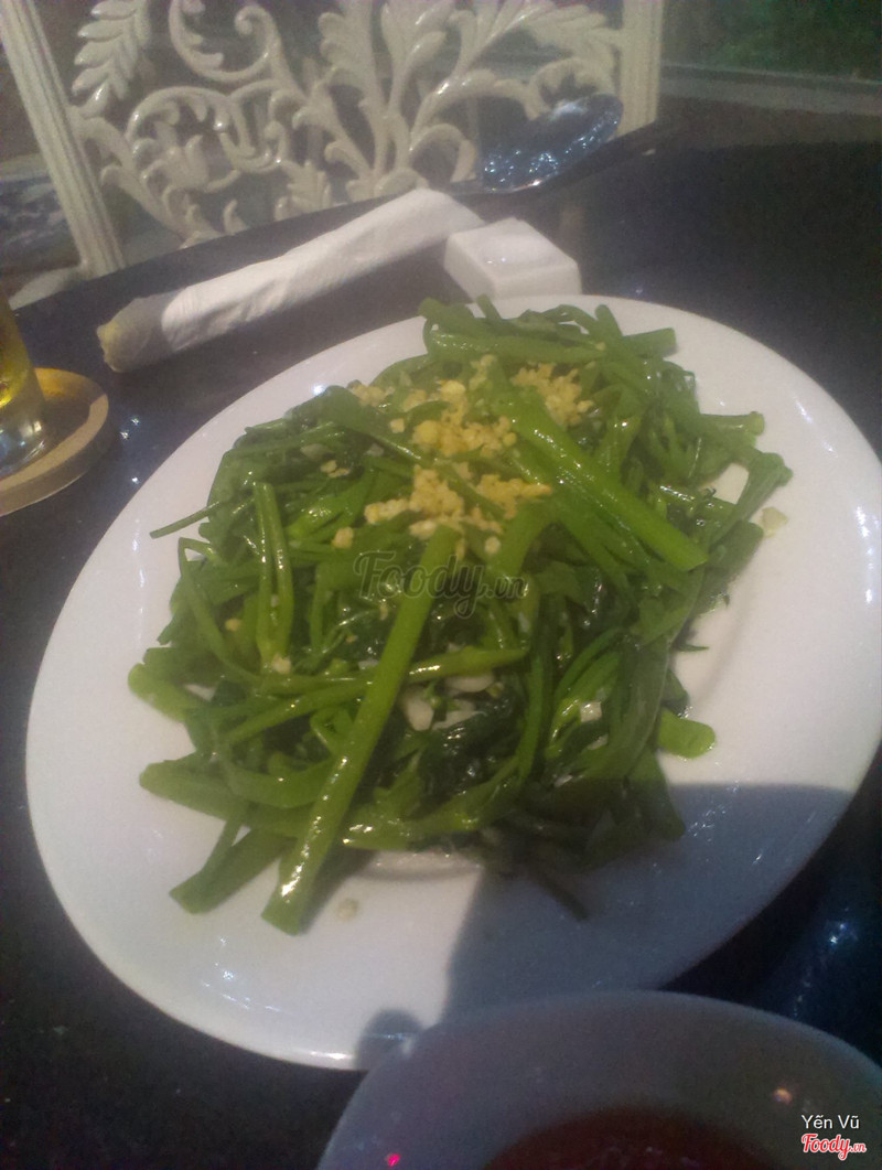 rau muống xào tỏi