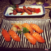 Món bò cuộn nấm và sushi salmon