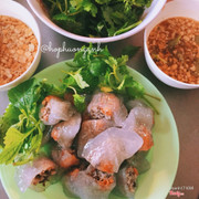 Vỏ bánh hơi dày tuy nhiên nhân đầy đặn , khá ngon. Nước chấm bt, k đặc sắc lắm. Quán ở ngay đầu chợ NTS dễ tìm, cảm giác k sạch lắm vì ở chợ. Quán có nộm bò khô, nộm sứa nữa, khá đông khách . Giá từ 4-25k 