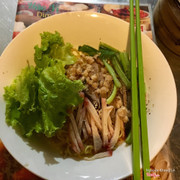 Quán bán chè với các món ăn nhẹ khác rất ngon,mình có ăn chè sen nhãn nhục thấy sen rất mềm và ngon và sẽ ủng hôi quán vào thời gian tới tiếp