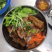 Bún thịt nướng + 2 chả giò.