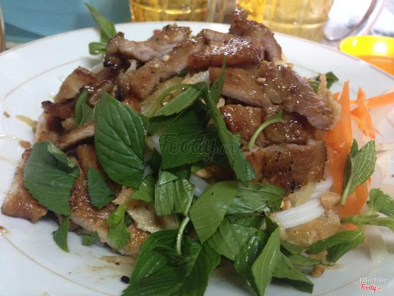 Bánh tầm thịt nướng ăn kèm nước mắm